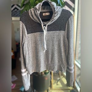 Hollister Plush Colorblock Hoodie | Closet Label #114.)